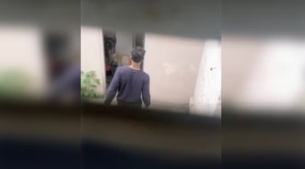 Homem é flagrado espancando cachorro com chave de roda