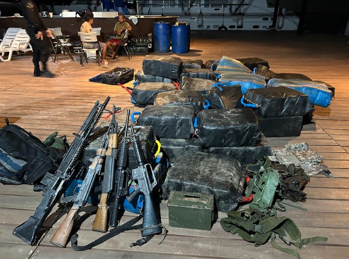 Fuzis e duas toneladas de drogas são apreendidos durante operação no Amazonas