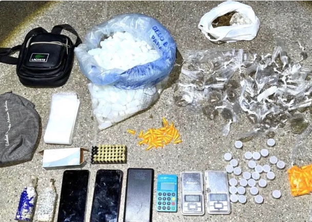 Dois homens são presos com granadas e drogas durante operação policial