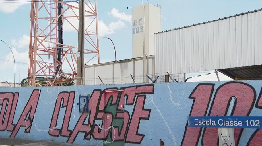 Homem surta, invade escola e agride funcionários 