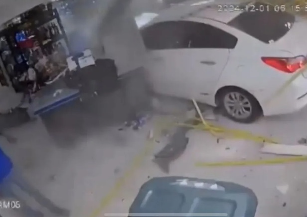 Mulher invade distribuidora com carro e fere duas pessoas