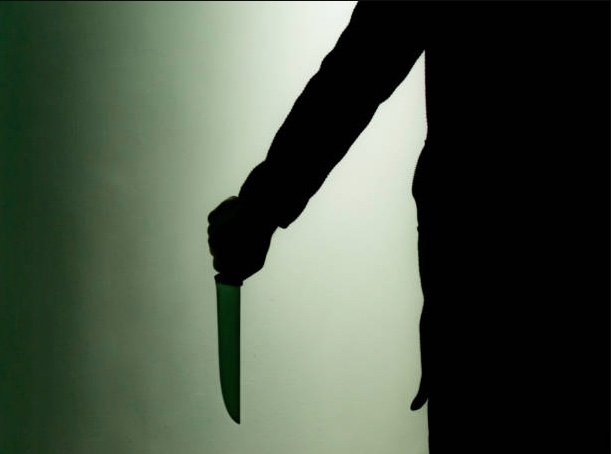 Marido dá facadas na cabeça da esposa e fere homem que tentou intervir