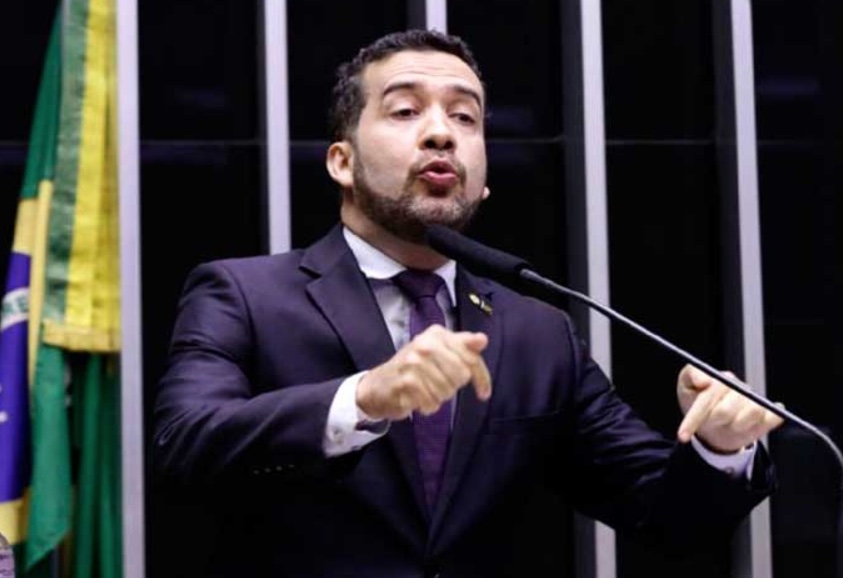 Janones pede extinção do PL à PGR, alegando ameaça à democracia