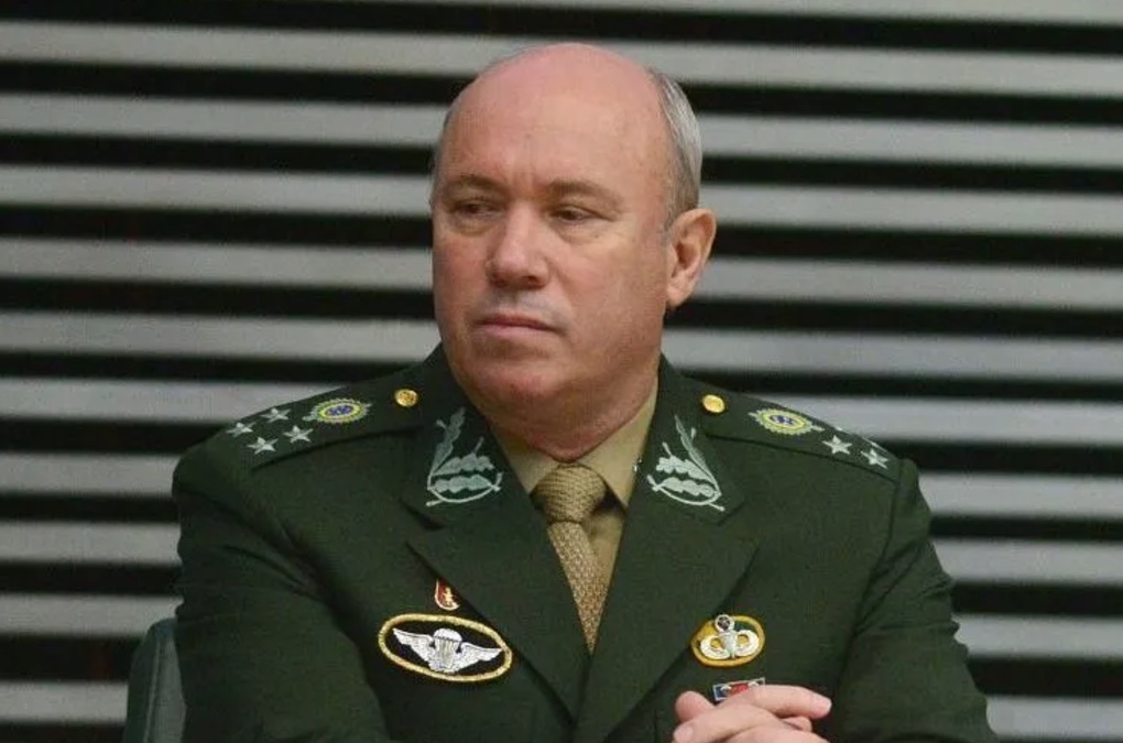 Pai de Mauro Cid presta novo depoimento à PF sobre caso das joias sauditas