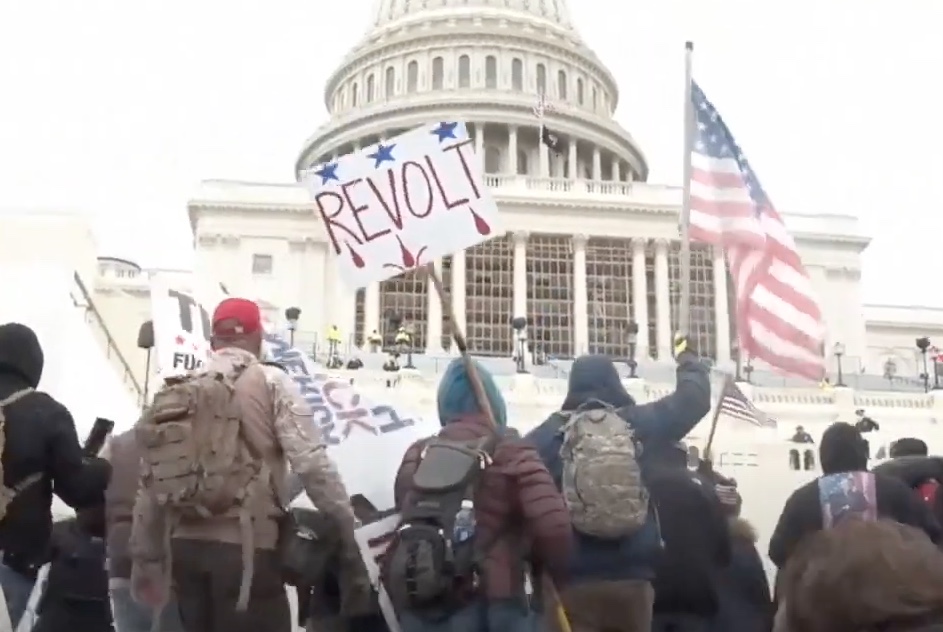 Trump promete perdoar 'na primeira hora' acusados de invadir o Capitólio