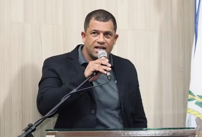 Vereador é intimado durante diplomação por suspeita de compra de votos