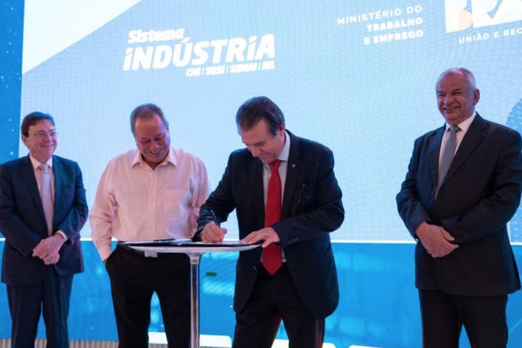 Governo assina acordo para oferecer 200 mil vagas em cursos gratuitos