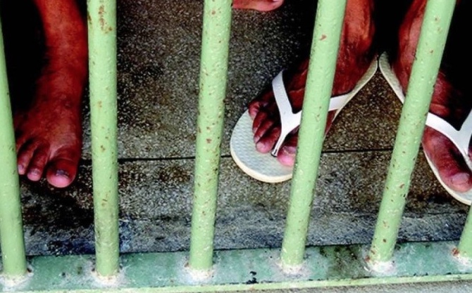 Jovem foge da prisão, busca refúgio na mãe e é entregue à polícia