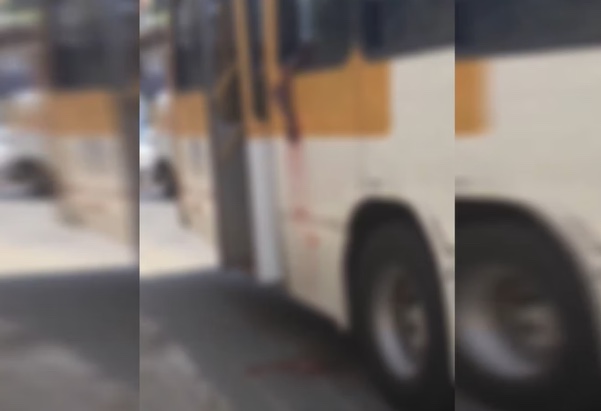 Mulher tem braço arrancado por poste ao tentar tirar selfie em ônibus 