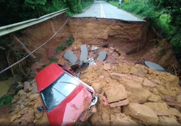Cratera se abre no asfalto, engole veículos e idosos morrem
