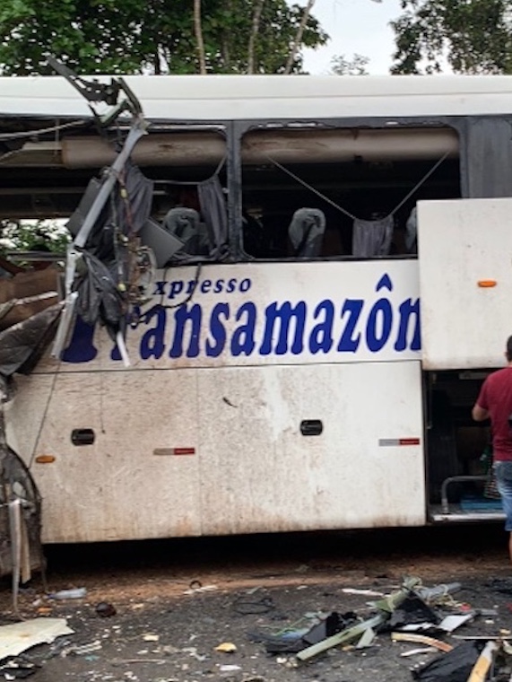 Bombeiros confirmam 3 mortes em acidente entre ônibus e carreta na AM-010