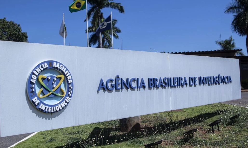 Governo Lula demite investigado no caso da 'Abin paralela' que foi para França e não voltou