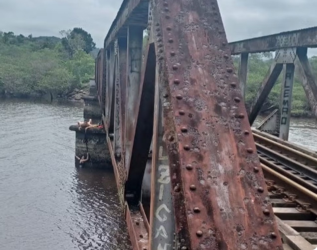 Mulher cai de ponte ao tirar foto e é salva pelo namorado com cadarço