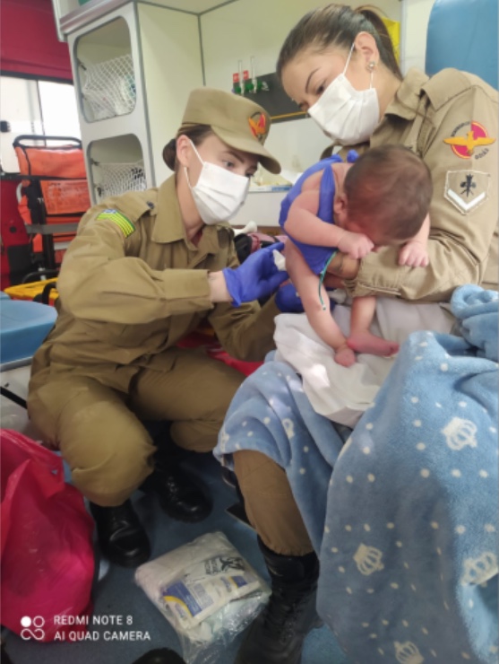 Bebê recém-nascida é resgatada após ser abandonada em calçada 