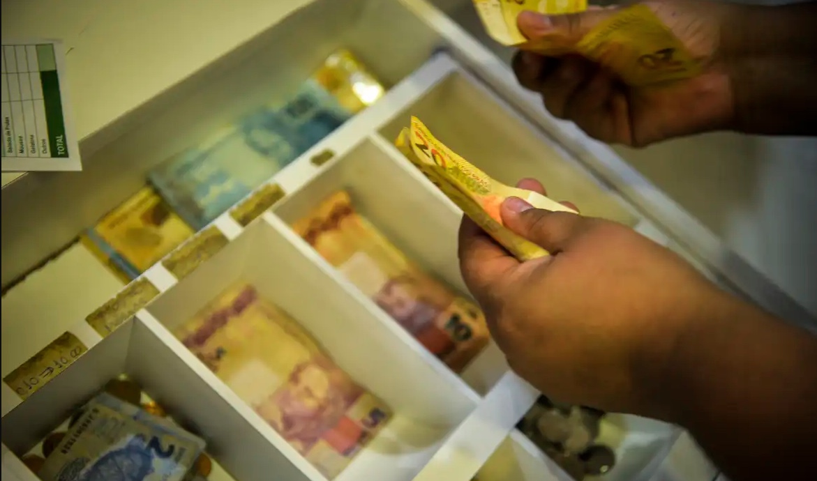 Lula assina decreto que eleva salário mínimo para R$ 1.518 