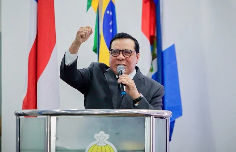 Adail Pinheiro toma posse em meio à ameaça de cassação