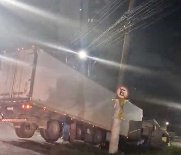 Carreta perde controle em curva e deixa trânsito congestionado em Manaus
