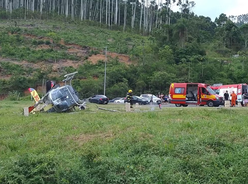 Helicóptero com cinco pessoas cai em Santa Catarina