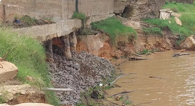 Orla de Parintins é interditada parcialmente por risco de desabamento