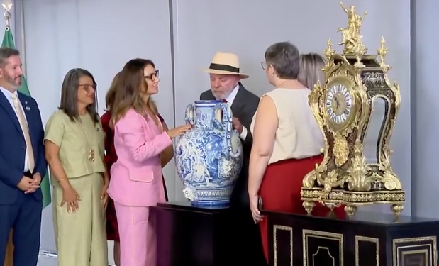 Lula realiza cerimônia no Planalto em memória aos atos do 8/1 