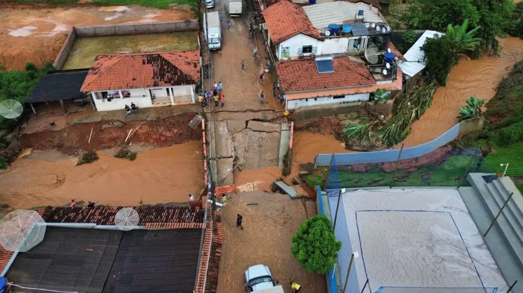 Tempestade derruba 9 pontes e deixa casas debaixo d'água