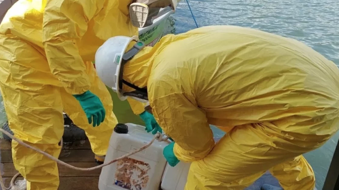 Mergulhadores retiram 20 mil litros de agrotóxicos do Rio Tocantins