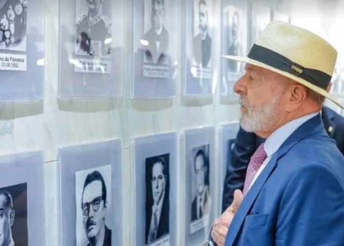 Lula sugere incluir mentiras de Bolsonaro e golpismo de Temer em galeria do Planalto