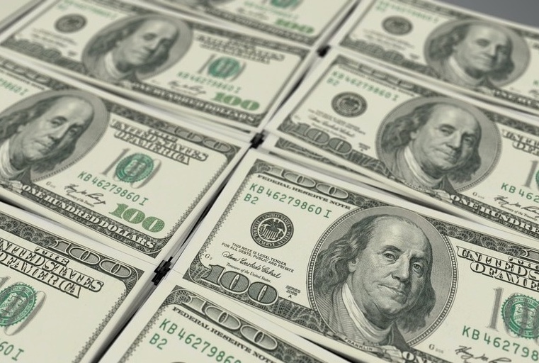 Dólar cai e Bolsa sobe, com mercados fechados nos EUA e política tarifária de Trump no radar