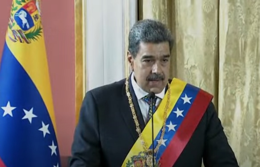 'Ninguém impõe um presidente à Venezuela', diz Maduro em cerimônia de posse