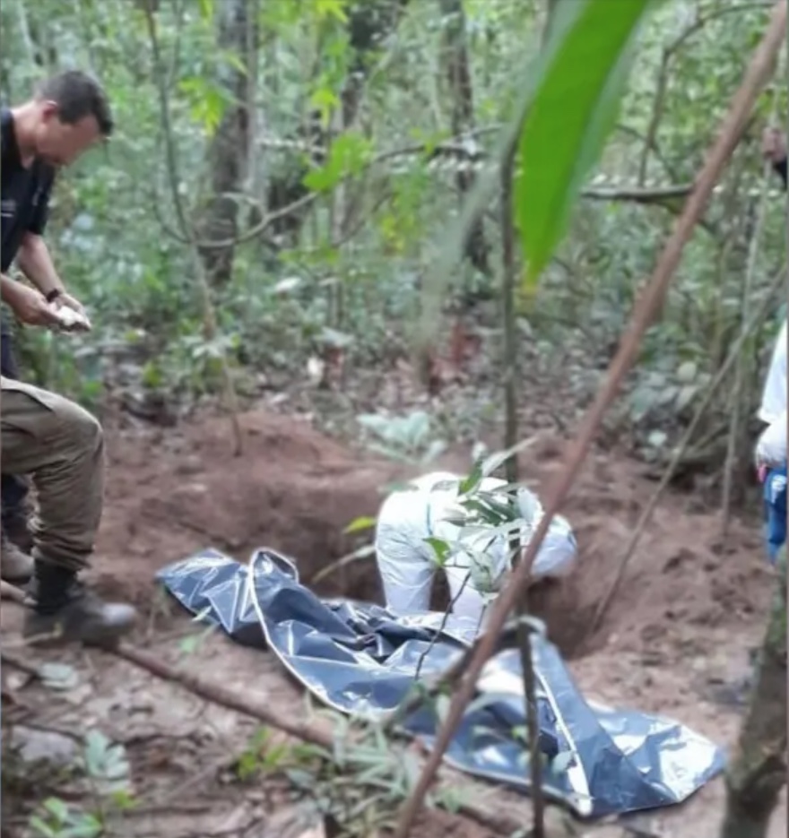 Polícia descobre cemitério clandestino com mais de 10 cadáveres