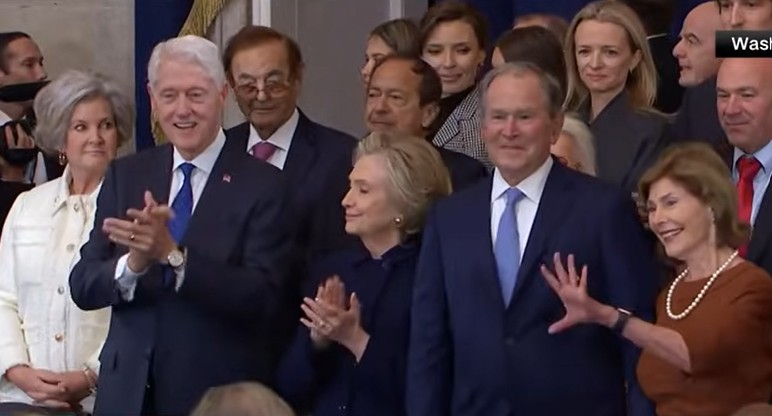 Ex-presidentes Bill Clinton e George W. Bush participam da posse de Trump