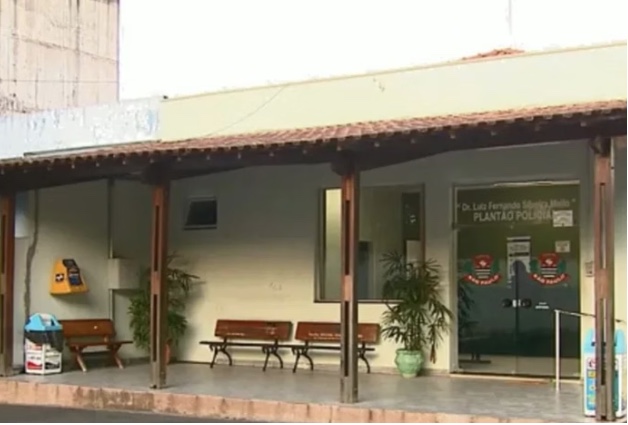 Homem é preso por esfaquear a namorada e a sogra