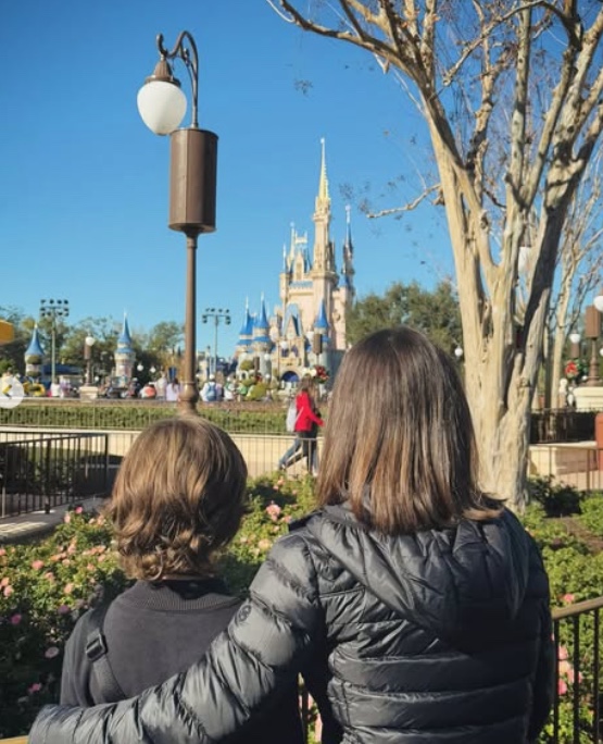 Sandy posta foto rara do filho e tamanho do menino impressiona