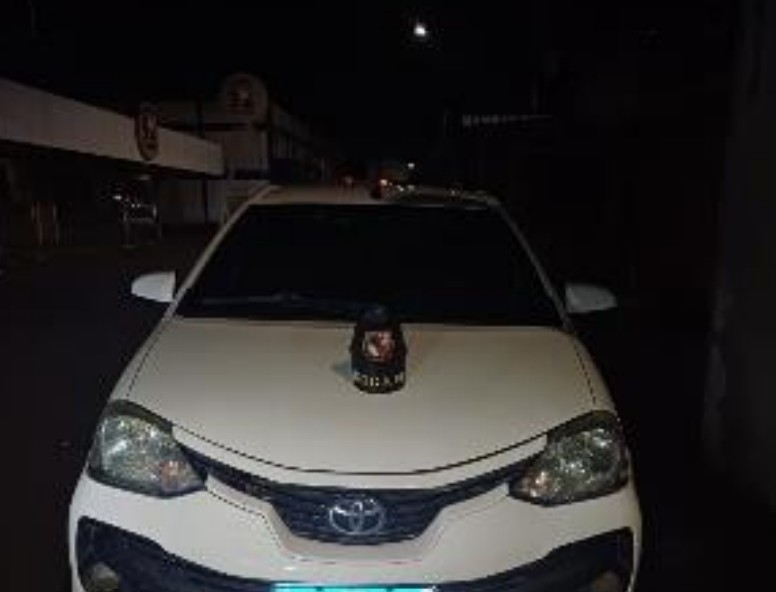 Dupla é presa ao ser flagrada com carro roubado em avenida do Planalto