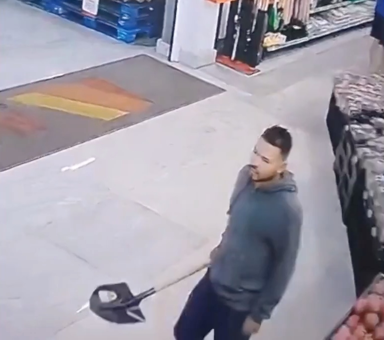 Homem atacou gerente com pá após esposa ter pedido de folga negado