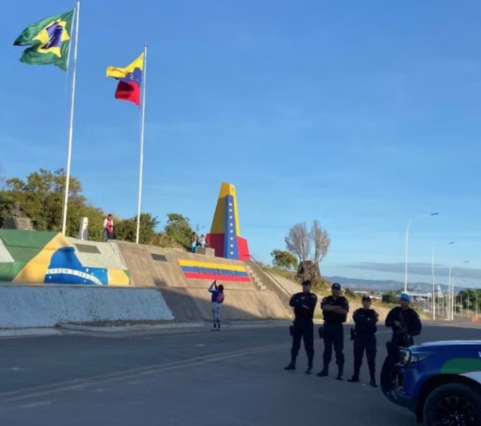 Venezuela reabre fronteira com Brasil após exercício militar