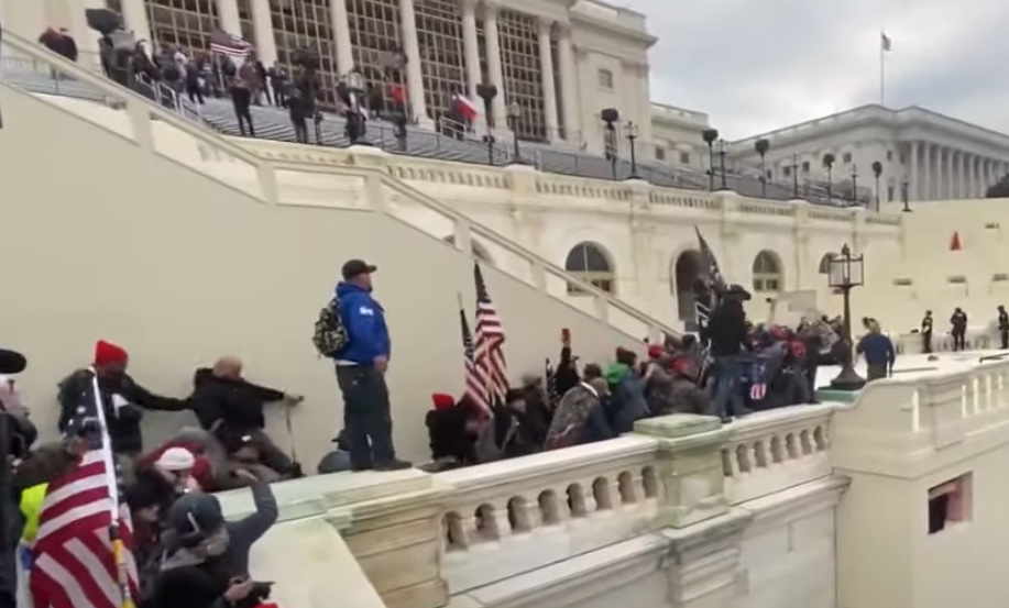 Perdoado por Trump, invasor do Capitólio é preso 1 dia após ser solto