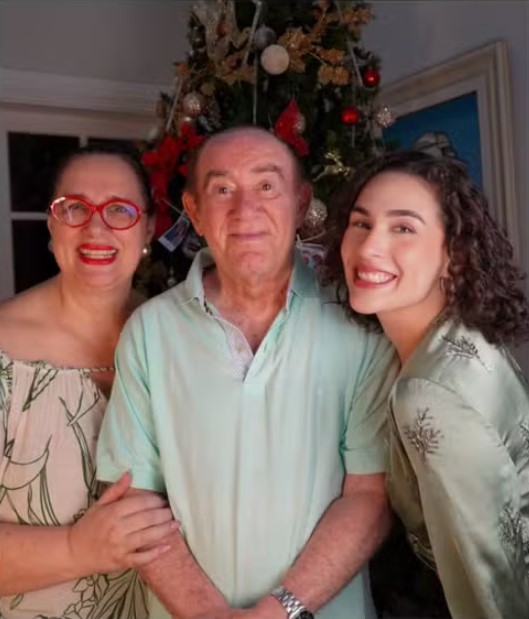 Perfil de Lívian Aragão divulga 'comunicado de luto' de Renato Aragão