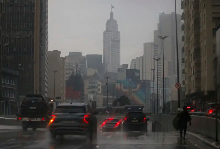 Desabamento de casa deixa seis pessoas feridas durante temporal