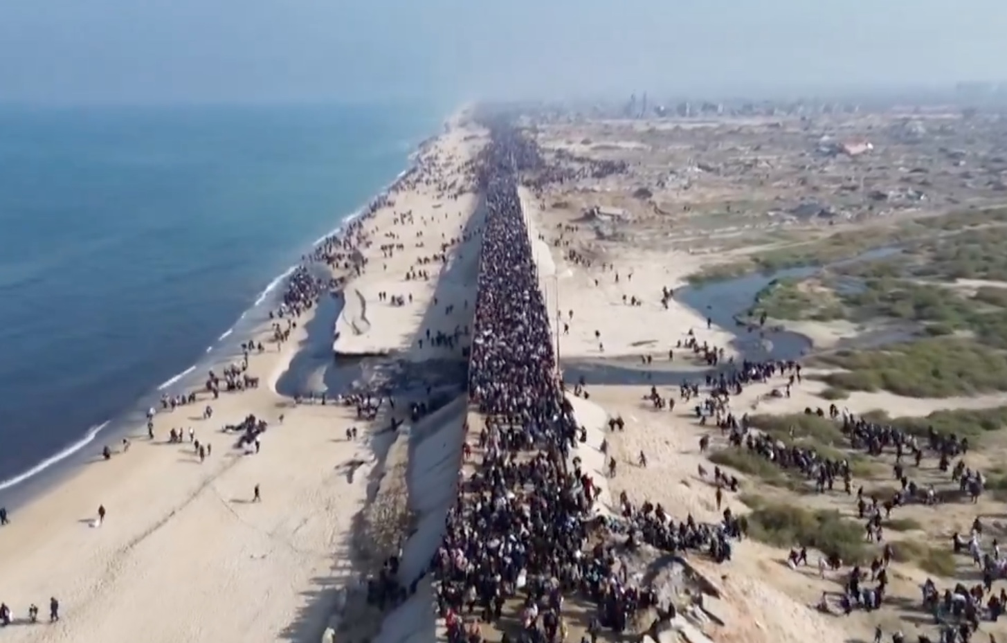 Palestinos formam 'corredor humano' no retorno a Gaza