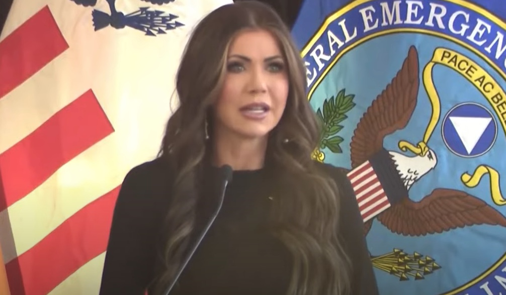 Secretária de Trump chama venezuelanos de 'sacos de lixo'