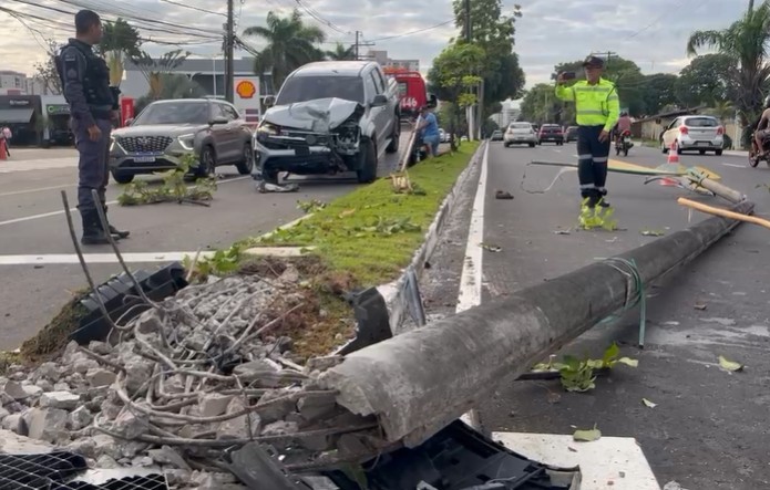 Motorista cochila ao volante e derruba poste em avenida na Ponta Negra