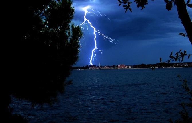 Família é atingida por raio durante forte temporal no Amazonas