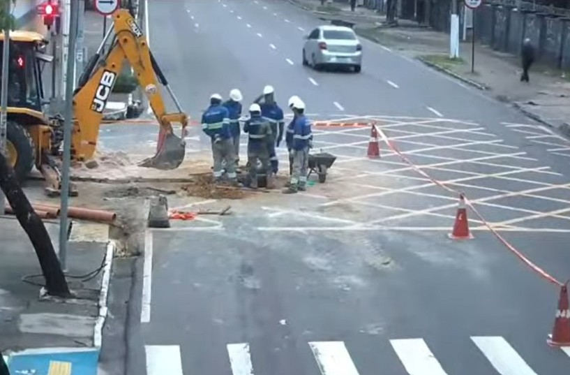 Obra interdita trecho da Av. Humberto Calderaro nesta sexta-feira 