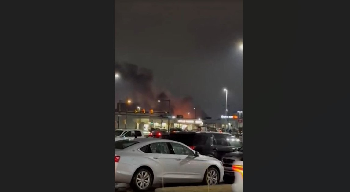 Vítima morreu ao ter carro atingido por avião que caiu nos EUA