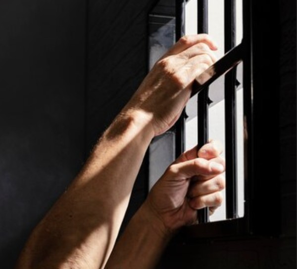 Marido é preso por agredir esposa e enteada em apartamento na Glória