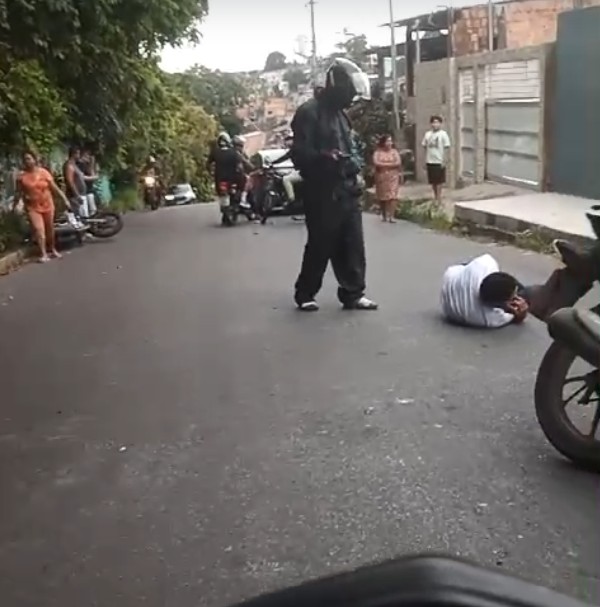 Acidente entre carro e moto deixa homem ferido em Manaus