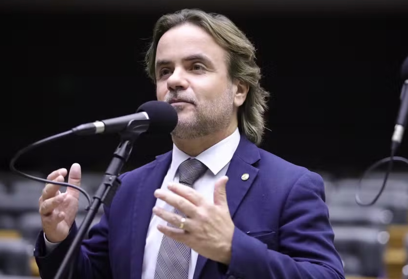 Deputados propõem PEC para baixar idade mínima de candidatos à Presidência