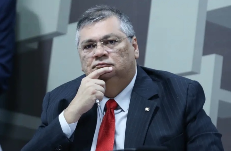 Dino critica 'vale-tudo' em benefícios a juízes e suspende verba retroativa