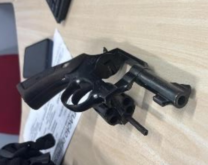 Motociclista é preso ao ser flagrado com arma no Novo Aleixo